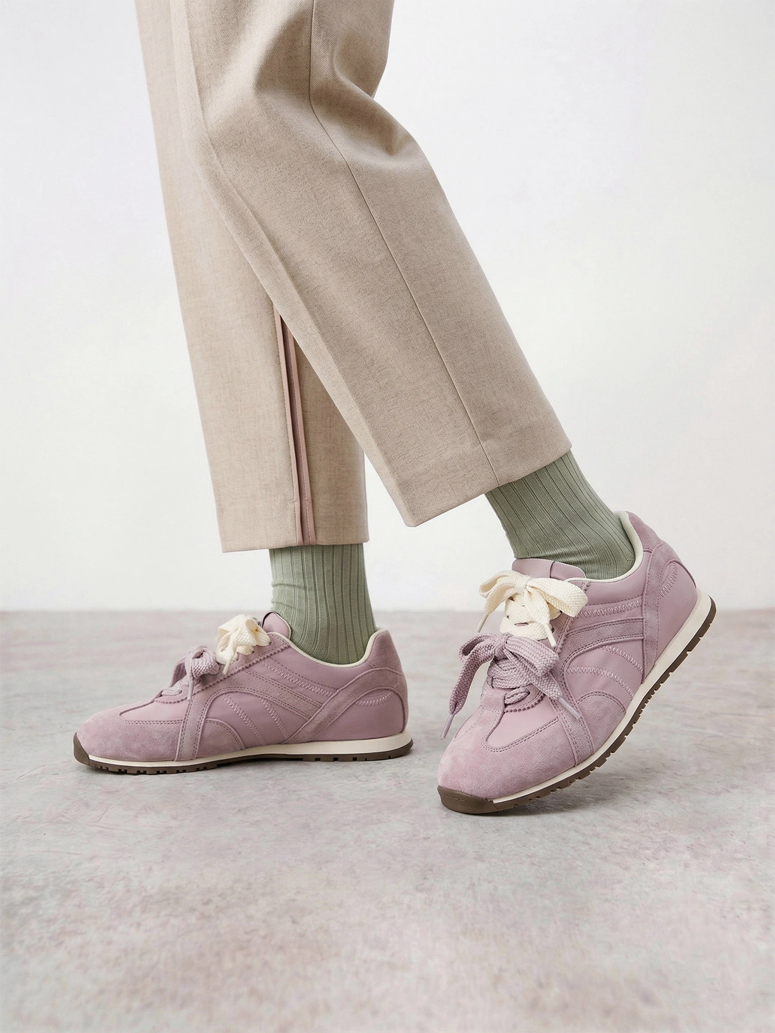 Кроссовки комбинированные сиреневого цвета на низкой подошве